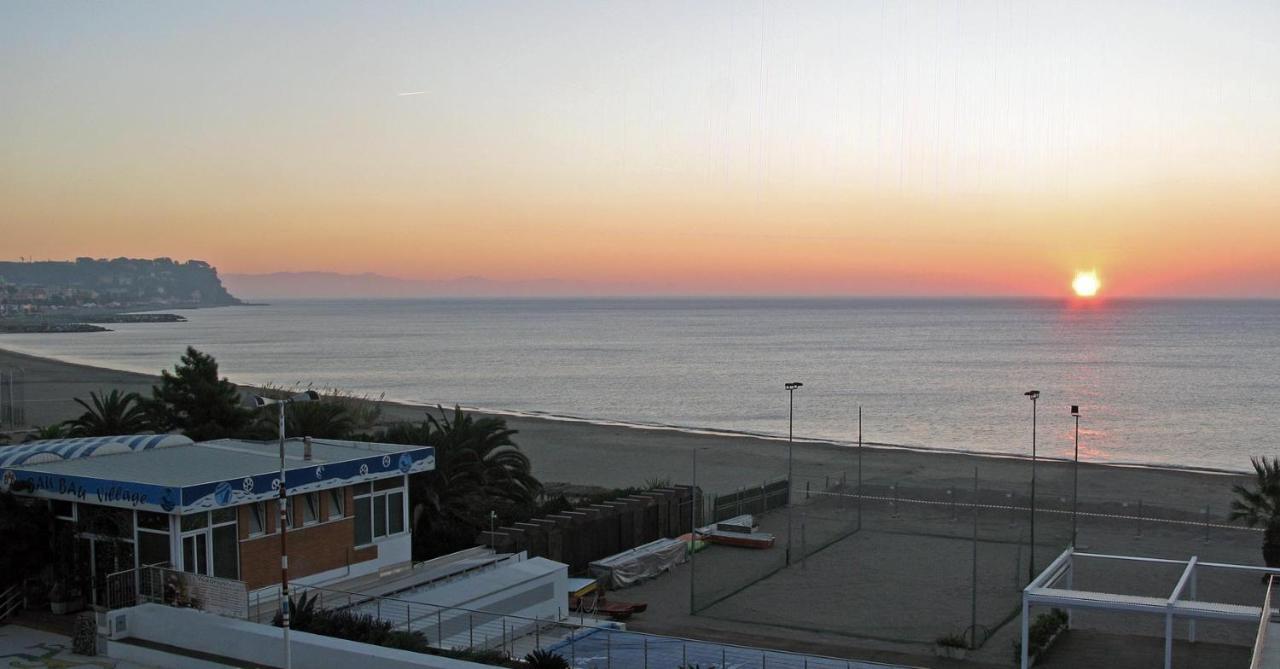 House By The Sea Apartamento Albissola Marina Exterior foto